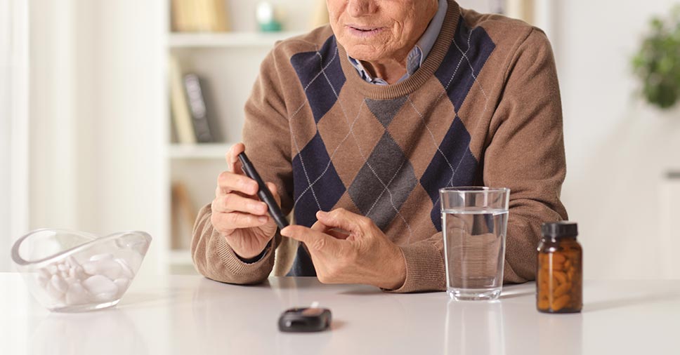 Homem medindo glicemia. Saiba como cuidar da diabetes em idosos!