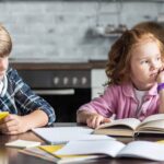 Crianças lendo livros infantis sobre luto após perder um ente querido