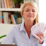 Mulher madura com excesso de calor, o que é um dos sintomas da menopausa