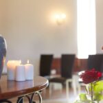 Mulher pensando O Que Fazer Com As Cinzas Da Cremacao